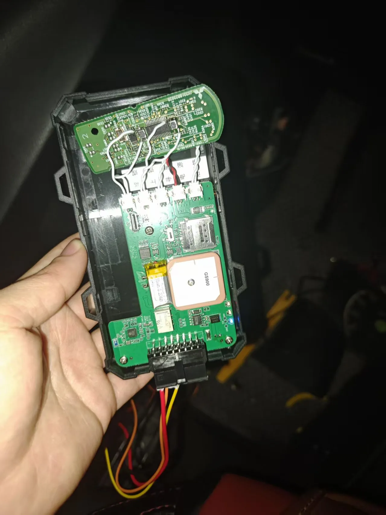 焊接需要较强的动手能力，建议直接找附近的手机维修店代焊，
